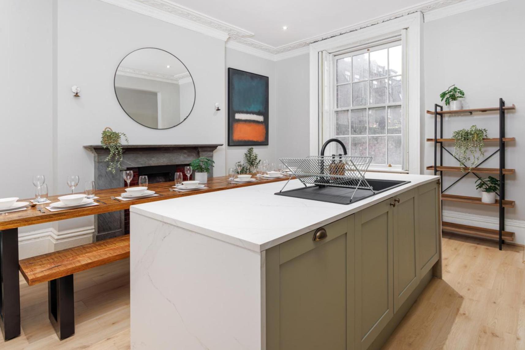 Flatzy - Centre Mansion, Sleeps 20, 5 Baths * Liverpool