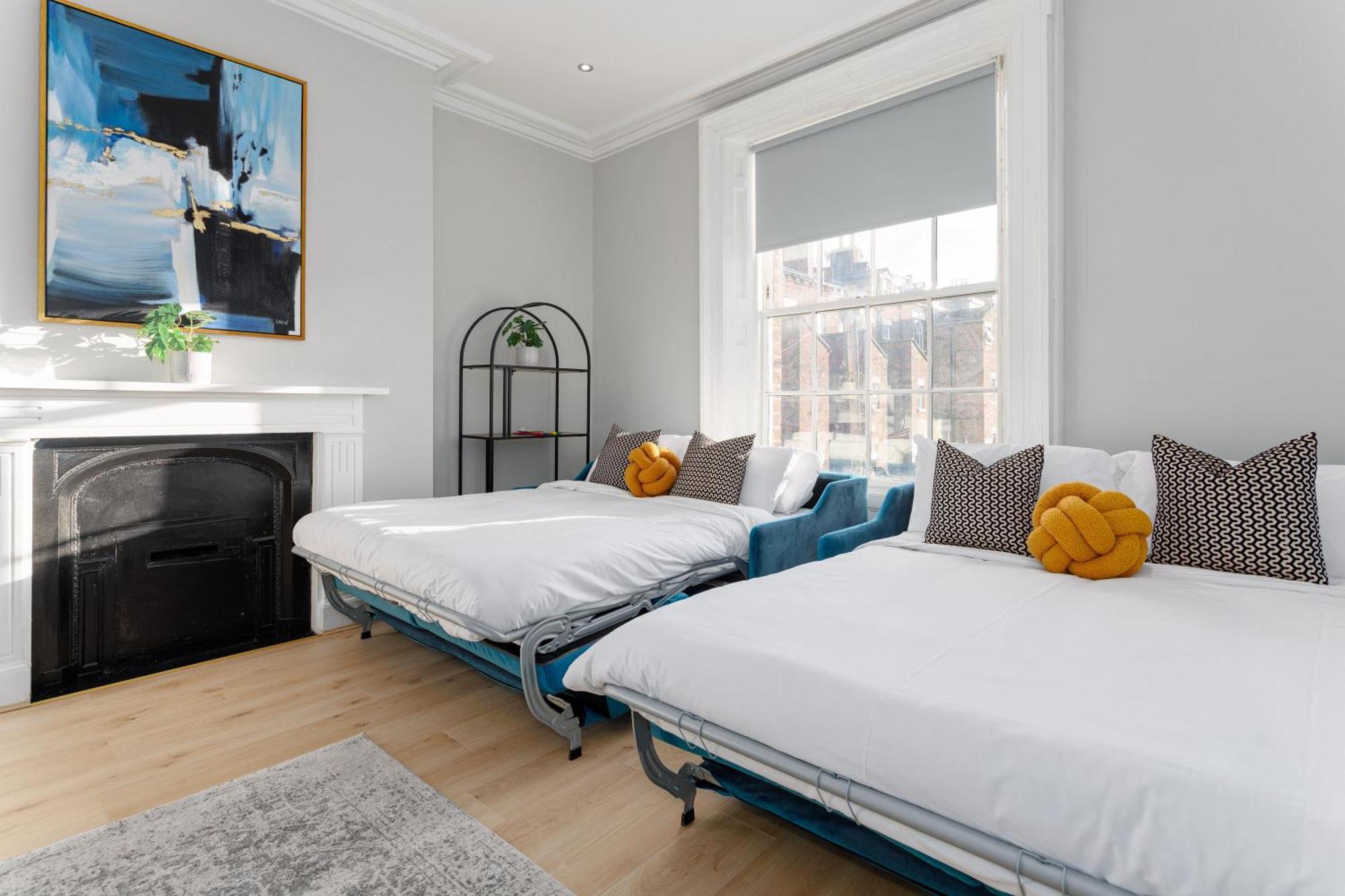 Flatzy - Centre Mansion, Sleeps 20, 5 Baths Holiday home Liverpool