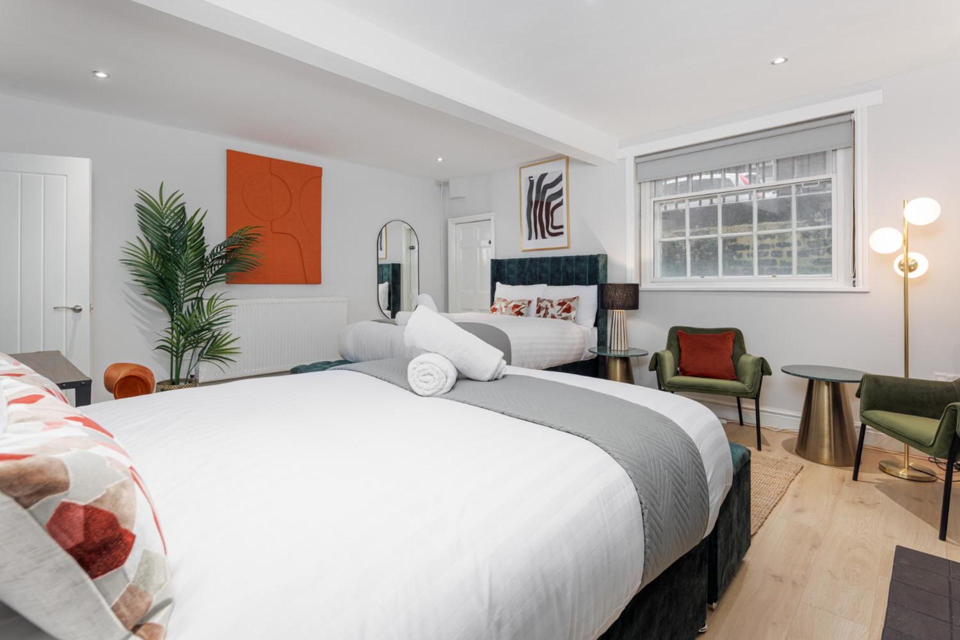 Flatzy - Centre Mansion, Sleeps 20, 5 Baths Holiday home