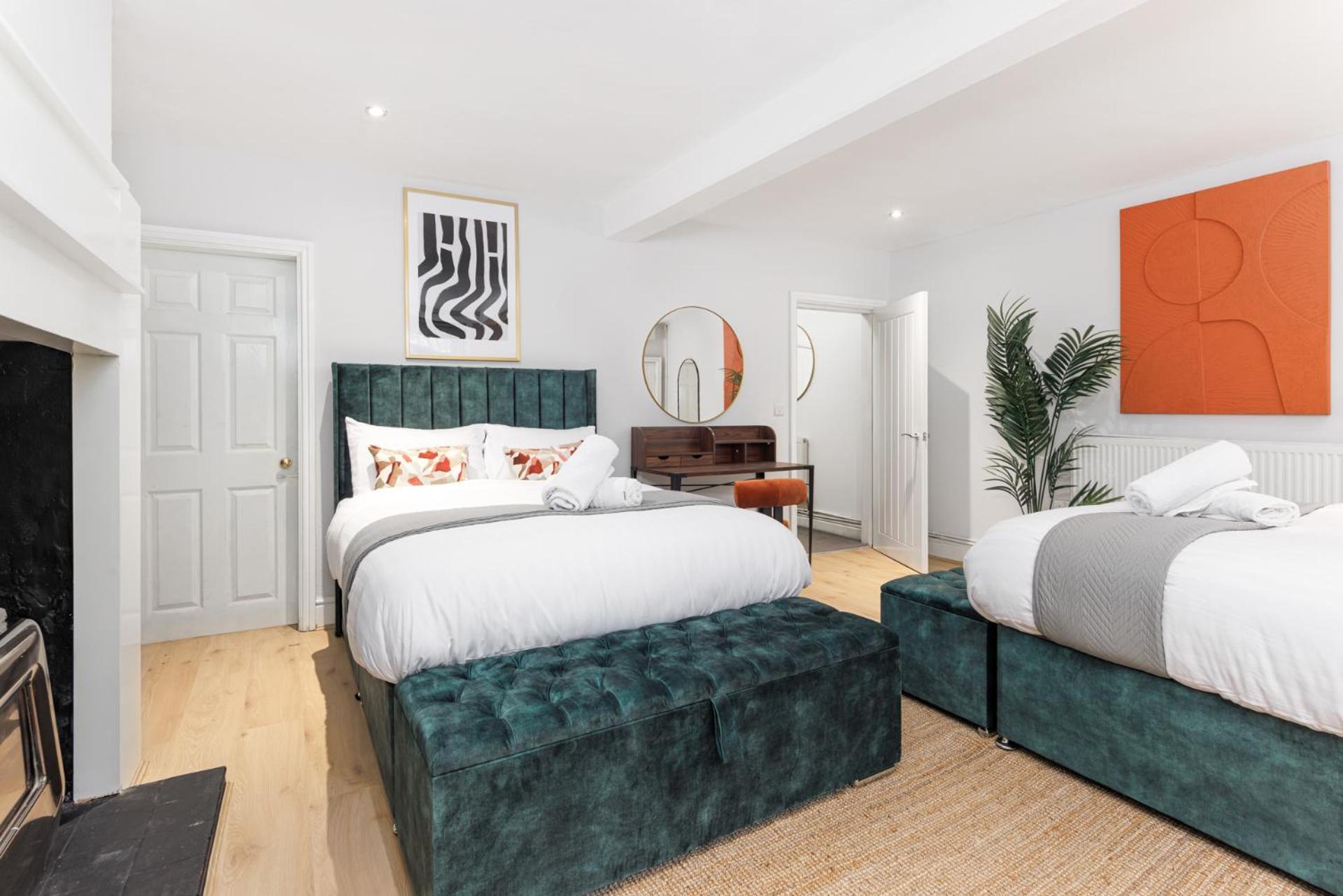 Holiday home Flatzy - Centre Mansion, Sleeps 20, 5 Baths