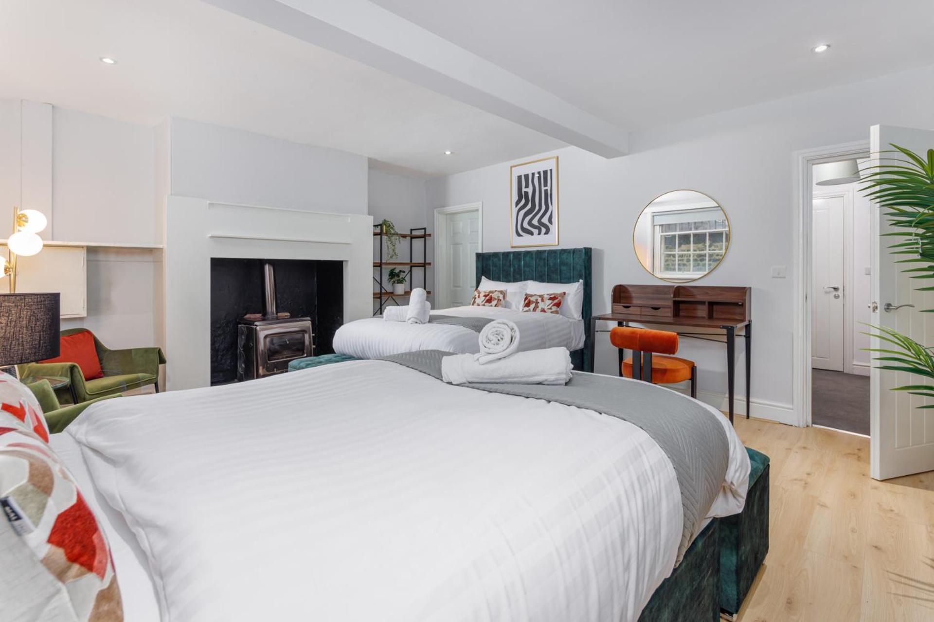 Flatzy - Centre Mansion, Sleeps 20, 5 Baths *