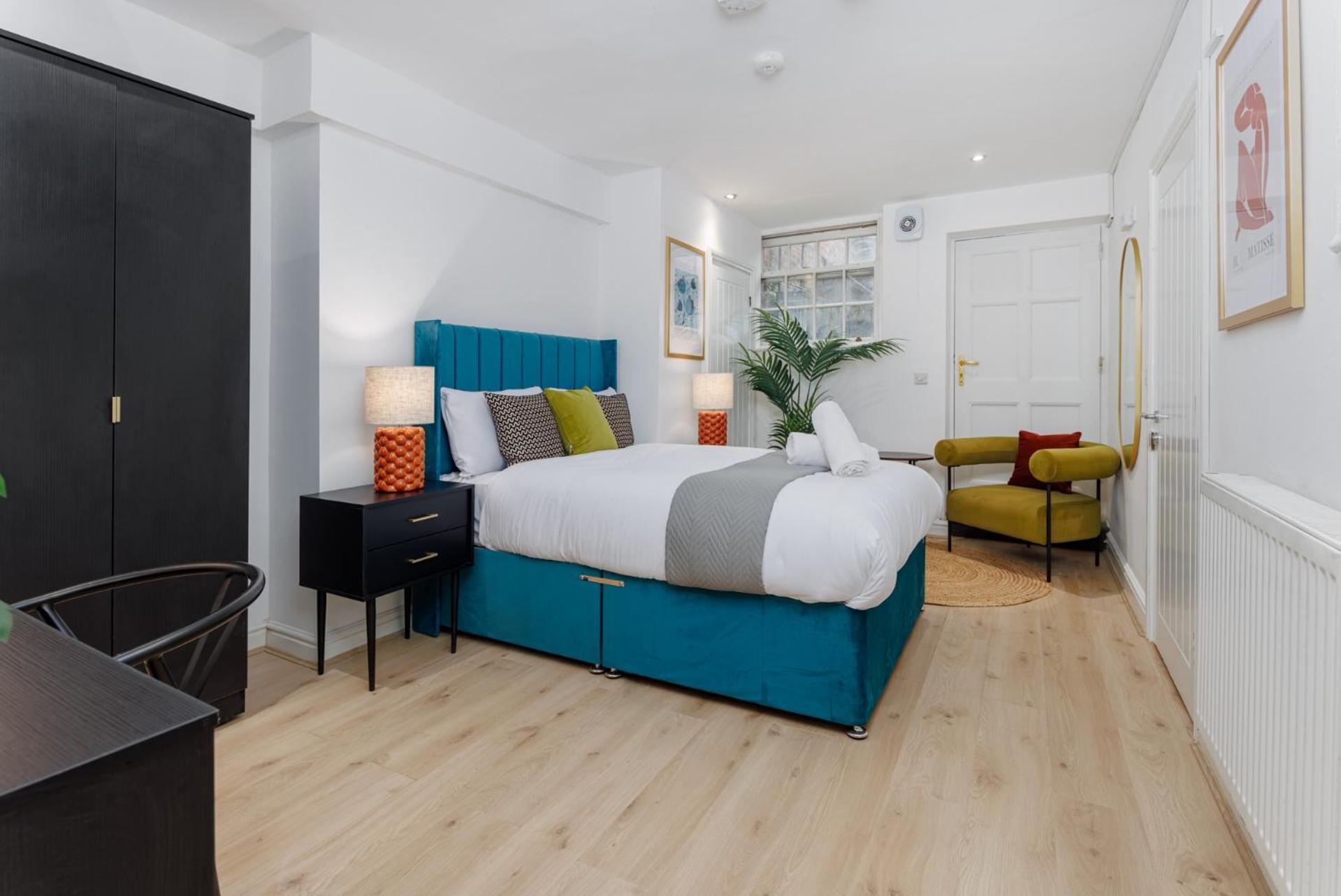 Flatzy - Centre Mansion, Sleeps 20, 5 Baths * Liverpool