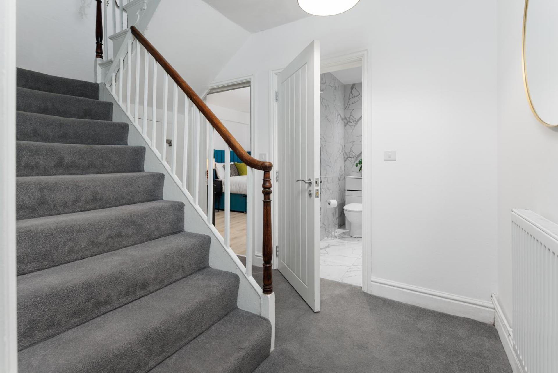 Holiday home Flatzy - Centre Mansion, Sleeps 20, 5 Baths