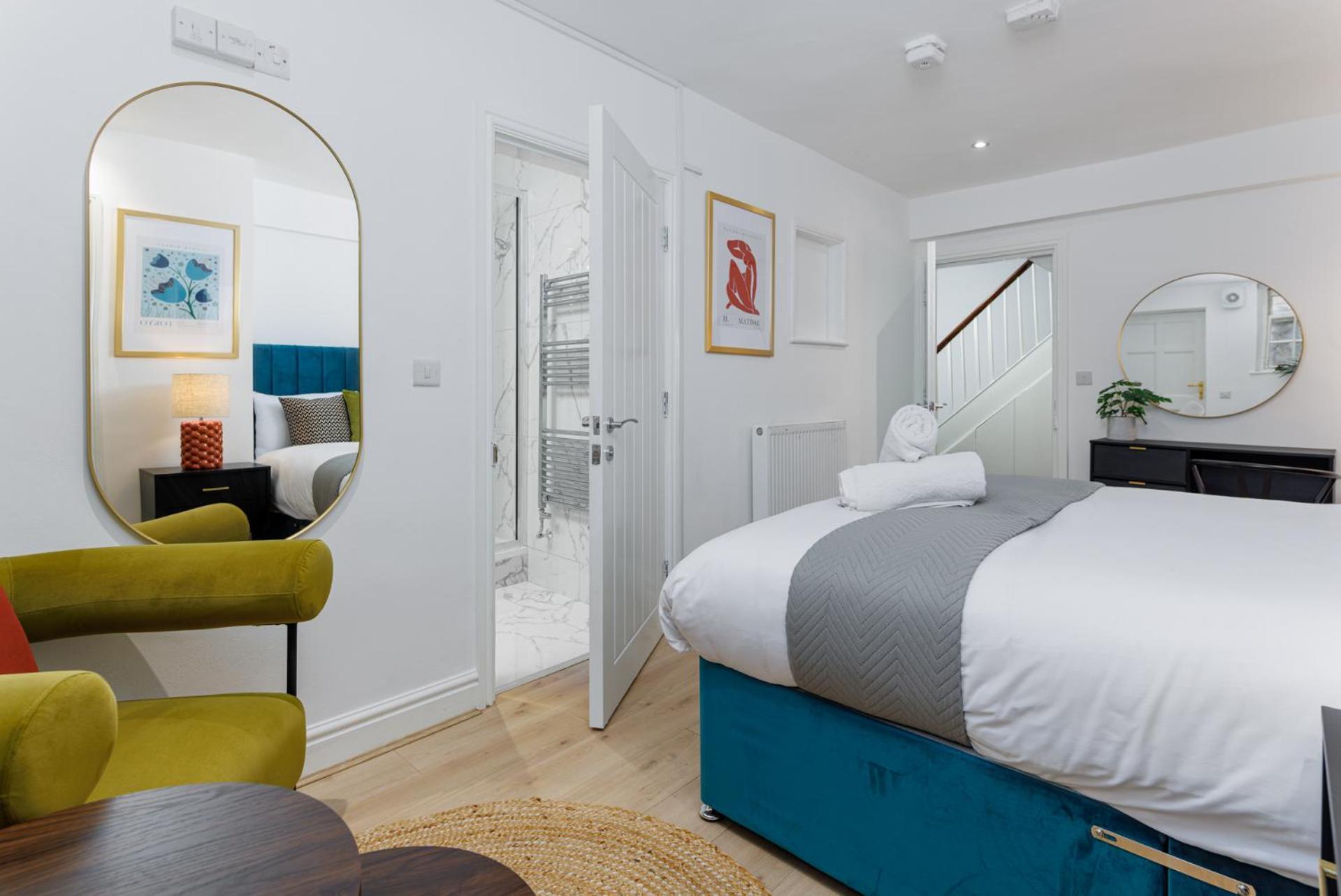 Flatzy - Centre Mansion, Sleeps 20, 5 Baths